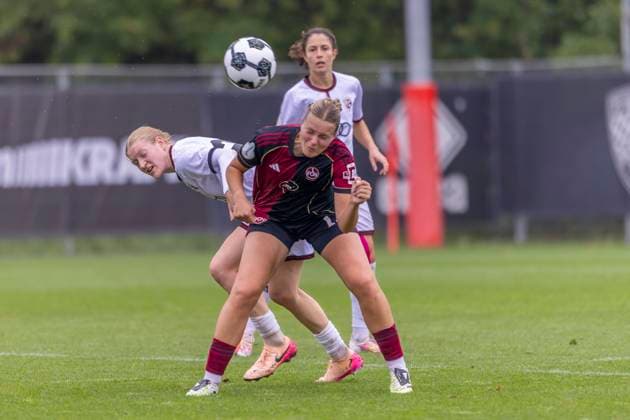 Ingolstadt, Deutschland 28. September 2025: DFB Pokal Frauen - 2025 2026 - FC Ingolstadt 04 vs. 1. FC Nürnberg Im Bild: v. li. im Zweikampf Nina Penzkofer (FCI) und Marlene Lindner (FCN) DFB regulations prohibit any use of photographs as image sequences and or quasi-video. MTV-Stadion Bayern Copyright: xFotostandx xSchäferx
