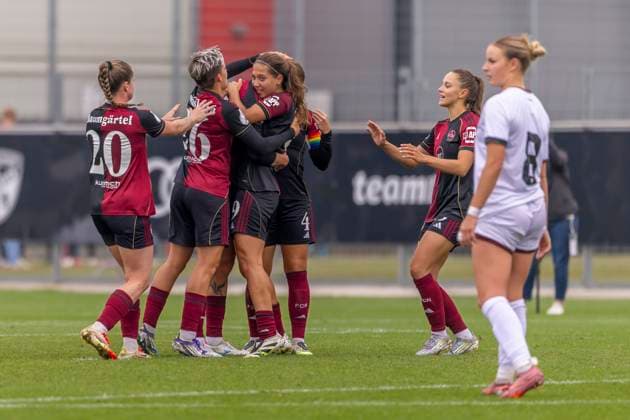 Ingolstadt, Deutschland 28. September 2025: DFB Pokal Frauen - 2025 2026 - FC Ingolstadt 04 vs. 1. FC Nürnberg Im Bild: in der Traube Torschützin Oliwia Wos (FCN) jubelt nach ihrem Tor zum 0:1 (Elfmeter) mit ihren Teamkolleginnen. DFB regulations prohibit any use of photographs as image sequences and or quasi-video. MTV-Stadion Bayern Copyright: xFotostandx xSchäferx