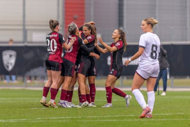 Ingolstadt, Deutschland 28. September 2025: DFB Pokal Frauen - 2025 2026 - FC Ingolstadt 04 vs. 1. FC Nürnberg Im Bild: in der Traube Torschützin Oliwia Wos (FCN) jubelt nach ihrem Tor zum 0:1 (Elfmeter) mit ihren Teamkolleginnen. DFB regulations prohibit any use of photographs as image sequences and or quasi-video. MTV-Stadion Bayern Copyright: xFotostandx xSchäferx