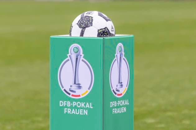 Ingolstadt, Deutschland 28. September 2025: DFB Pokal Frauen - 2025 2026 - FC Ingolstadt 04 vs. 1. FC Nürnberg Im Bild: Spielball Logo DFB-Pokal DFB regulations prohibit any use of photographs as image sequences and or quasi-video. MTV-Stadion Bayern Copyright: xFotostandx xSchäferx