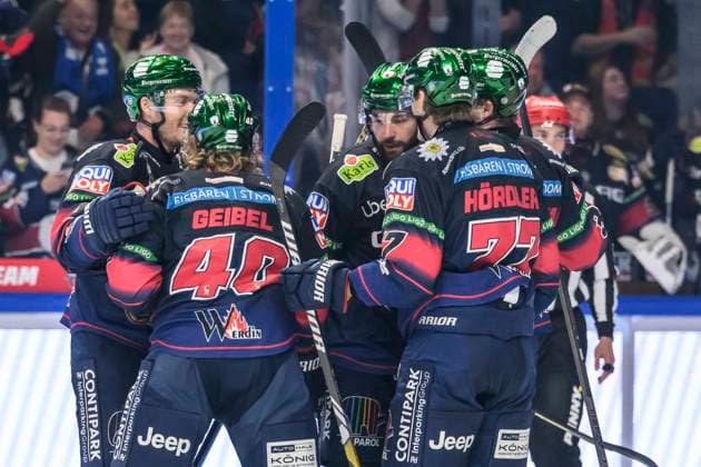 im Bild v.l. Tor, Treffer, Jubel, Torjubel, Freude, Begeisterung, feiert, nach 1:0 durch Korbinian Geibel (EBB,40), GER, Berlin, DEL, Eishockey Eisbaeren Berlin vs Schwenninger Wild Wings, Spielzeit 2025 2026, in der UBER Arena, 28.09.2025, Copyright: HMBxMedia UwexKoch