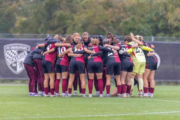 Ingolstadt, Deutschland 28. September 2025: DFB Pokal Frauen - 2025 2026 - FC Ingolstadt 04 vs. 1. FC Nürnberg Im Bild: Die Spielerinnen vom FCN bilden einen Mannschaftskreis zum Schulterschluss. DFB regulations prohibit any use of photographs as image sequences and or quasi-video. MTV-Stadion Bayern Copyright: xFotostandx xSchäferx