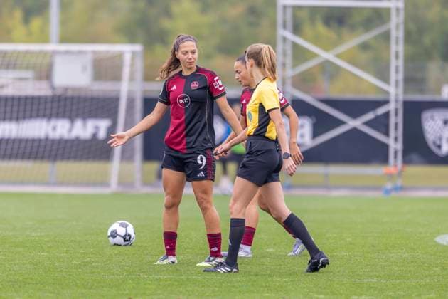 Ingolstadt, Deutschland 28. September 2025: DFB Pokal Frauen - 2025 2026 - FC Ingolstadt 04 vs. 1. FC Nürnberg Im Bild: v.li. Laura Miller (FCN) und Schiedsrichterin Darvina Lutz DFB regulations prohibit any use of photographs as image sequences and or quasi-video. MTV-Stadion Bayern Copyright: xFotostandx xSchäferx