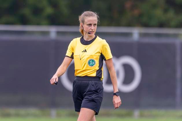Ingolstadt, Deutschland 28. September 2025: DFB Pokal Frauen - 2025 2026 - FC Ingolstadt 04 vs. 1. FC Nürnberg Im Bild: Schiedsrichterin Darvina Lutz DFB regulations prohibit any use of photographs as image sequences and or quasi-video. MTV-Stadion Bayern Copyright: xFotostandx xSchäferx
