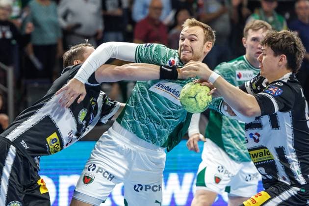 Berlin, 28.09.25, Handball: Bundesliga, Fuechse Berlin - ThSV Eisenach , 6. Spieltag, Max-Schmeling-Halle. Mathias Gidsel (Fuechse Berlin) kaempft gegen Oskar Joelsson (ThSV Eisenach) um den Ball. Fuechse Berlin - ThSV Eisenach