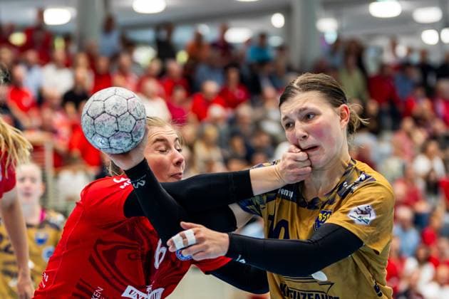 Sport Themen der Woche KW 39 28.09.2025, GER, Handball, Frauen, Saison 2025 2026, DHB-Pokal 2.Runde-Achtelfinale, Thueringer HC - Buxtehuder SV Anika Hampel (Buxtehuder SV), Nathalie Hendrikse (Thueringer HC,6) 99947 Bad Langensalza Salza Halle Sporthalle Mehrz Thüringen Deutschland