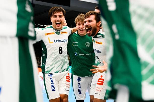 Goeppingen: DHB-Pokal - 25 26 - Frisch Auf Goeppingen - SC DHfK Leipzig Lucas Krzikalla (Leipzig), Lukas Binder (Leipzig) Schlussjubel Schlußjubel Emotion Freude Goeppingen EWS Arena Baden-Württemberg Deutschland
