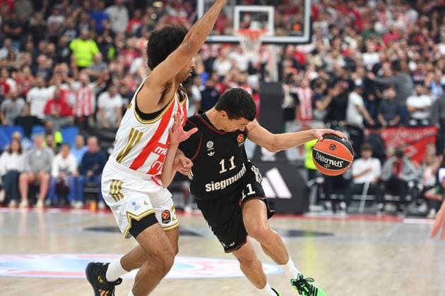 VLADIMIR LUCIC (FCB), Aktion,Zweikampf gegen Jordan NWORA (Belgrad). Basketball Euro League,Saison 2025 2026, FC Bayern Muenchen-Roter Stern Belgrad am 02.10.2025, S A P G A R D EN
