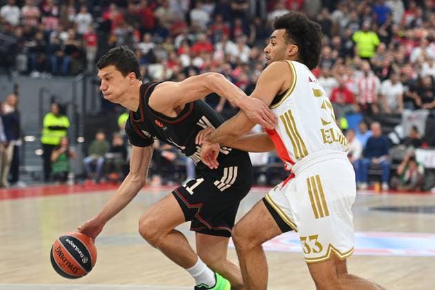 VLADIMIR LUCIC (FCB), Aktion,Zweikampf gegen Jordan NWORA (Belgrad). Basketball Euro League,Saison 2025 2026, FC Bayern Muenchen-Roter Stern Belgrad am 02.10.2025, S A P G A R D EN