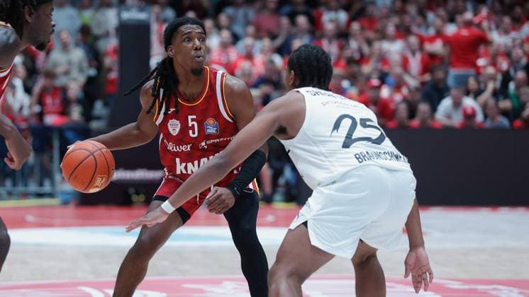 Im Bild: v.li. Marcus Carr(Wuerzburg Baskets, 5) gegen Grant Sherfield (Basketball Loewen Braunschweig, 25) 02.10.2025, Fitness First Wuerzburg Baskets vs. Basketball Loewen Braunschweig, easyCredit BBL, 2. Spieltag, Deutschland, Wuerzburg, tectake-Arena, Copyright: HMBxMedia xJulienxBecker