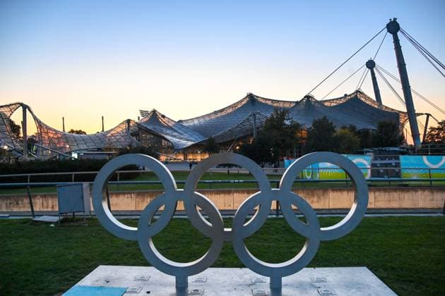 Themenfoto Olympiabewerbung Muenchen.Buergerentscheid am 26.10.2025 Muenchen will sich um die Olympischen Spiele bewerben und nach 1972 erneut Sommerspiele austragen.Olympiabewerbung. Olympische Ringe,Olympiaringe im Olympiapark.