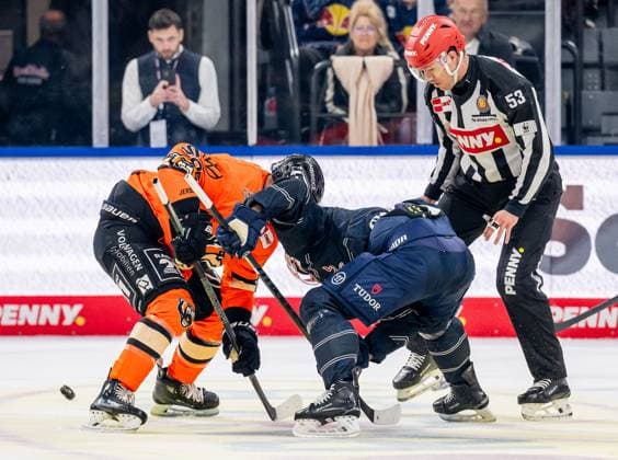 Linesperson Joshua Roemer fuehrt ein Bully Faceoff aus zwischen Tyler Gaudet (Grizzlys Wolfsburg, 58) und Markus Eisenschmid (EHC Red Bull Muenchen, 11) GER, EHC Red Bull Muenchen vs. Grizzlys Wolfsburg, Eishockey, DEL, 7. Spieltag, Saison 2025 2026, 03.10.2025. GER, EHC Red Bull Muenchen vs. Grizzlys Wolfsburg, Eishockey, DEL, 7. Spieltag, Saison 2025 2026, 03.10.2025. Muenchen Copyright: xEibner-Pressefoto HeikexFeinerx EP_HFR