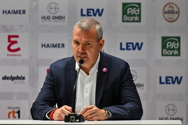 Penny DEL; Augsburger Panther - Eisbären Berlin, 03.10.2025 Im Bild Serge AUBIN Trainer Eisbären Berlin auf der Pressekonferenz nach dem Sieg in Augsburg Einzelfoto Freisteller DEL: Augsburger Panther - Eisäbren Berlin; Curt Frenzel Stadion am 03.10.2025 Copyright: xBEAUTIFULxSPORTS Goldbergx
