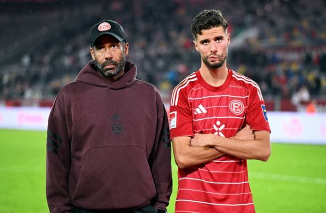 Sport Bilder des Tages Fussball, 2. Bundesliga, Deutschland, Herren, Saison 2025 2026, 8. Spieltag, Merkur-Spiel-Arena Düsseldorf, Fortuna Düsseldorf - FC Nürnberg 2:3; Cheftrainer Daniel Thioune (F95) und Anouar El Azzouzi (F95) enttäuscht nach Spielende. Enttäuschung, Frust, Aktion.