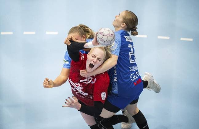 Sport Bilder des Tages HANDBALL FRAUEN 1. BUNDESLIGA 4. SPIELTAG THC - UNION NECKARSULM ** NUR FÜR REDAKTIONELLE ZWECKE ** EDITORIAL USE ONLY **<p>04 10 2025-Bad Langensalza: Handball Frauen 1. Bundesliga Frauen Saison 2025-2026 Salzhalle 4. Spieltag Thüringer HC - Sport-Union Neckarsulm im Foto: Johanna Reichert 29 (Thüringer HC) im Zweikampf mit Meret Ossenkopp 22 (Sport-Union Neckarsulm) und Angunn Gudmestad 7 (Sport-Union Neckarsulm) ( Deutschland Thueringen Bad Langensalza Copyright: SaschaxFromm