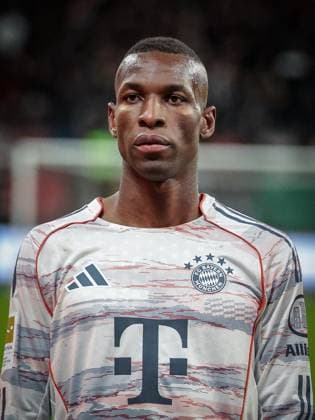 Nicolas Jackson 11 (FC Bayern Muenchen) bei den Fans, Eintracht Frankfurt vs. FC Bayern Muenchen, DFL, Bundesliga, Saison 2025 2026, Deutsche Bank Park, Hinrunde, 6. Spieltag, 04.10.2025 DFB regulations prohibit any use of photographs as image sequences and or quasi-video Frankfurt Hessen Deutschland