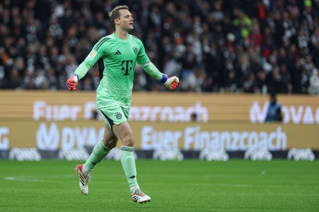 Fußball 1. Bundesliga - Eintracht Frankfurt - FC Bayern München am 04.10.2025 im Deutsche Bank Park in Frankfurt Torwart Manuel Neuer (Muenchen 1) jubelt und freut sich über das Tor zum 2 zu 0