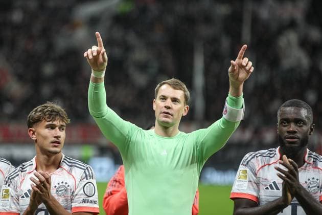 Manuel Neuer (FC Bayern Muenchen, Torwart 01) bei den Fans mit Tom Bischof (FC Bayern Muenchen, 20) und Dayot Upamecano (FC Bayern Muenchen, 02), GER, Eintracht Frankfurt vs. 1. FC Bayern Muenchen, 1. Bundesliga, 6. Spieltag, 2025 2026, 04.10.2025, DFL REGULATIONS PROHIBIT ANY USE OF PHOTOGRAPHS AS IMAGE SEQUENCES AND OR QUASI-VIDEO, GER, Eintracht Frankfurt vs. 1. FC Bayern Muenchen, 1. Bundesliga, 6. Spieltag, 2025 2026, 04.10.2025 Frankfurt Copyright: xEibner-Pressefoto JanxPrihodax EP_JPA