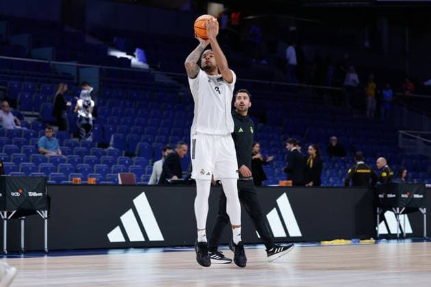 October 5, 2025, Madrid, Madrid, Spain: Chuma Okeke of Real Madrid warms up during the Spanish League, Liga ACB Endesa, basketball match played between Real Madrid and Dreamland Gran Canaria at Movistar Arena on October 05, 2025, in Madrid, Spain. Madrid Spain - ZUMAa181 20251005_zaa_a181_008 Copyright: xDennisxAgyemanx