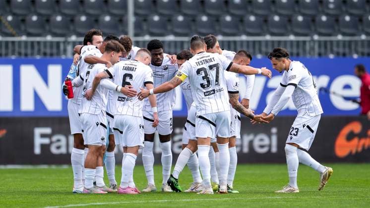 Spieler vom SV Sandhausen (SVS), schwören sich mit einem Mannschaftskreis vor dem Anpfiff ein, Kreis, Teamkreis, Konzentration, Kameradschaft, Ansprache, Motivation, 05.10.2025, Sandhausen (Deutschland), Fussball, Regionalliga Südwest, SV Sandhausen - TSV Steinbach Haiger