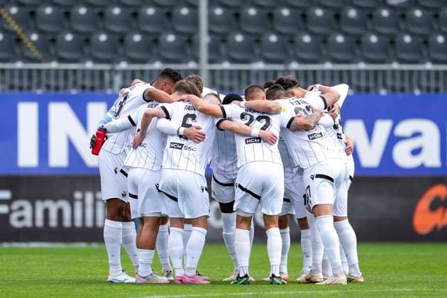 Spieler vom SV Sandhausen (SVS), schwören sich mit einem Mannschaftskreis vor dem Anpfiff ein, Kreis, Teamkreis, Konzentration, Kameradschaft, Ansprache, Motivation, 05.10.2025, Sandhausen (Deutschland), Fussball, Regionalliga Südwest, SV Sandhausen - TSV Steinbach Haiger