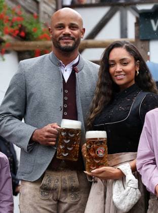 Trainer Vincent Kompany, Frau Luisa, Porträt, Portrait, Fussball FC Bayern München traditionelle Besuch auf dem Münchner Oktoberfest, Wiesn, Volksfest 05.10.2025 FOTO: via Mladen Lackovic LakoPress