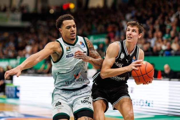 Richard Balint (BMA365 Bamberg Baskets) im Zweikampf mit Nolan Adekunle (Gladiators Trier), Vet Concept Gladiators Trier vs BMA365 Bamberg Baskets, Basketball, easyCredit BBL, 3. Spieltag, Saison 2025 2026, 05.10.2025 Vet Concept Gladiators Trier vs BMA365 Bamberg Baskets, Basketball, easyCredit BBL, 3. Spieltag, Saison 2025 2026, 05.10.2025 Copyright: xEibner-Pressefoto AlexanderxNeisx EP_ANS