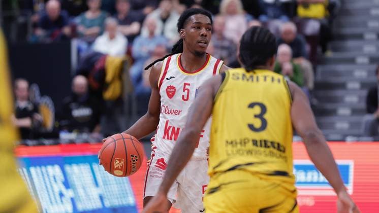 Im Bild: v.li. Marcus Carr(Wuerzburg Baskets, 5) gegen Stefan Smith (MHP RIESEN Ludwigsburg, 3) 05.10.2025, MHP Riesen Ludwigsburg vs. Fitness First Wuerzburg Baskets, easyCredit BBL, 3. Spieltag, Deutschland, Ludwigsburg, MHP Arena Ludwigsburg, Copyright: HMBxMedia xJulienxBecker