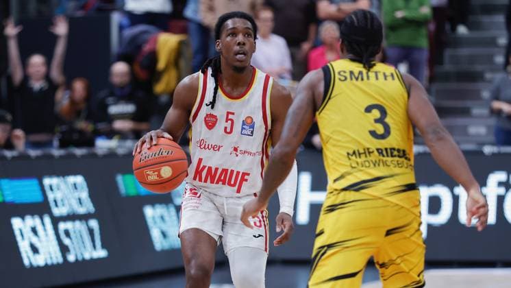 Im Bild: v.li. Marcus Carr(Wuerzburg Baskets, 5) gegen Stefan Smith (MHP RIESEN Ludwigsburg, 3) 05.10.2025, MHP Riesen Ludwigsburg vs. Fitness First Wuerzburg Baskets, easyCredit BBL, 3. Spieltag, Deutschland, Ludwigsburg, MHP Arena Ludwigsburg, Copyright: HMBxMedia xJulienxBecker