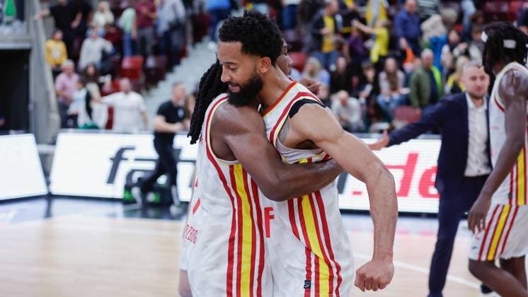 Im Bild: v.li. Marcus Carr(Wuerzburg Baskets, 5) und Davion Mintz (Wuerzburg Baskets, 10) jubeln nach dem Sieg 05.10.2025, MHP Riesen Ludwigsburg vs. Fitness First Wuerzburg Baskets, easyCredit BBL, 3. Spieltag, Deutschland, Ludwigsburg, MHP Arena Ludwigsburg, Copyright: HMBxMedia xJulienxBecker