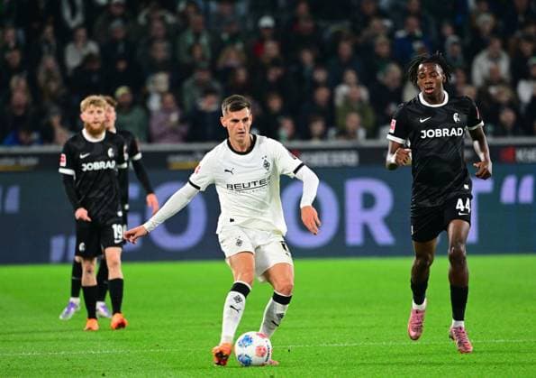 05.10.2025; Moenchengladbach; Fussball, Herren, Saison 2025 2026, Borussia Moenchengladbach vs. SC Freiburg Yannik Engelhardt (Gladbach); re. Johan Manzambi (Freiburg) DFL regulations prohibit any use of photographs as image sequences and or quasi-video. Borussia-Park NRW Deutschland