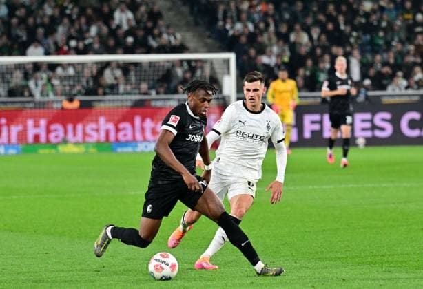 05.10.2025; Moenchengladbach; Fussball, Herren, Saison 2025 2026, Borussia Moenchengladbach vs. SC Freiburg Zweikampf zwischen v. li. Junior Adamu (Freiburg), Yannik Engelhardt (Gladbach) DFL regulations prohibit any use of photographs as image sequences and or quasi-video. Borussia-Park NRW Deutschland