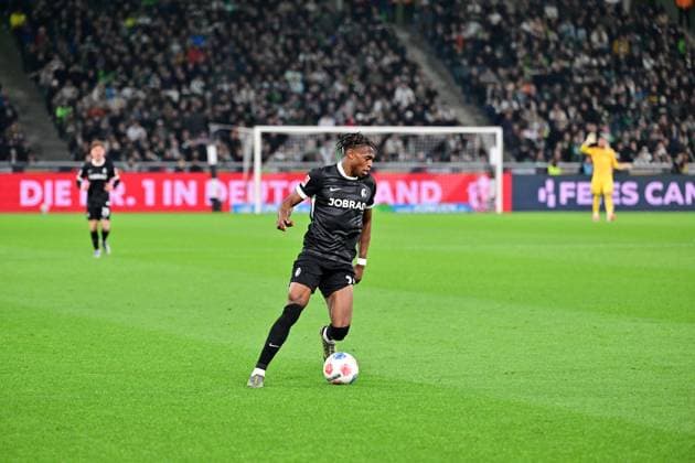 05.10.2025; Moenchengladbach; Fussball, Herren, Saison 2025 2026, Borussia Moenchengladbach vs. SC Freiburg Junior Adamu (Freiburg) DFL regulations prohibit any use of photographs as image sequences and or quasi-video. Borussia-Park NRW Deutschland