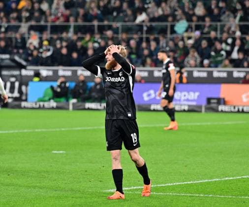 05.10.2025; Moenchengladbach; Fussball, Herren, Saison 2025 2026, Borussia Moenchengladbach vs. SC Freiburg Enttaeuscht; Enttaeuschung bei Niklas Beste (Freiburg) DFL regulations prohibit any use of photographs as image sequences and or quasi-video. Borussia-Park NRW Deutschland