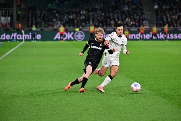 05.10.2025; Moenchengladbach; Fussball, Herren, Saison 2025 2026, Borussia Moenchengladbach vs. SC Freiburg Zweikampf zwischen v. li. Niklas Beste (Freiburg), Jens Castrop (Gladbach) DFL regulations prohibit any use of photographs as image sequences and or quasi-video. Borussia-Park NRW Deutschland