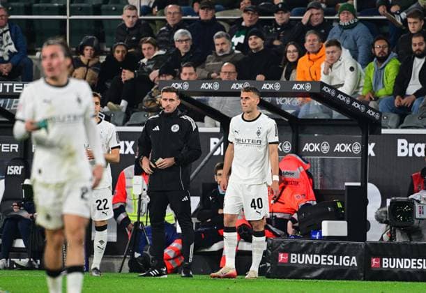 05.10.2025; Moenchengladbach; Fussball, Herren, Saison 2025 2026, Borussia Moenchengladbach vs. SC Freiburg Jan Urbich (Gladbach, 40) vor seinem ersten Bundesligaspiel. Er steht zur Einwechslung bereit. DFL regulations prohibit any use of photographs as image sequences and or quasi-video. Borussia-Park NRW Deutschland