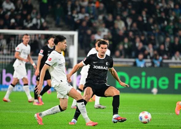 05.10.2025; Moenchengladbach; Fussball, Herren, Saison 2025 2026, Borussia Moenchengladbach vs. SC Freiburg Zweikampf zwischen v. li. Kevin Diks (Gladbach), Igor Matanovic (Freiburg) DFL regulations prohibit any use of photographs as image sequences and or quasi-video. Borussia-Park NRW Deutschland