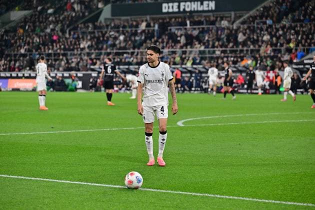 05.10.2025; Moenchengladbach; Fussball, Herren, Saison 2025 2026, Borussia Moenchengladbach vs. SC Freiburg Kevin Diks (Gladbach) DFL regulations prohibit any use of photographs as image sequences and or quasi-video. Borussia-Park NRW Deutschland
