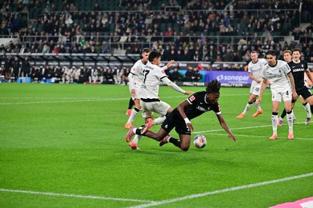 05.10.2025; Moenchengladbach; Fussball, Herren, Saison 2025 2026, Borussia Moenchengladbach vs. SC Freiburg Kein Elfmeter fuer Freiburg nach dem Zweikampf zwischen v. li. Jens Castrop (Gladbach), Johan Manzambi (Freiburg) DFL regulations prohibit any use of photographs as image sequences and or quasi-video. Borussia-Park NRW Deutschland