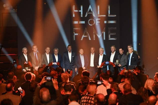 Alle Preistraeger und Laudatoren v.l. Bastian SCHWEINSTEIGER, Mark TRAUTMANN stellv. fuer seinen Vater Bert Trautmann, DFB-Praesident Bernd NEUENDORF, Benno MOEHLMANN, Möhlmann, Guido BUCHWALD, Otto REHHAGEL, Hansi MUELLER, Müller, Klaus FISCHER, Horst HRUBESCH, Philipp LAHM, Manfred KALTZ und Manuel NEUKIRCHNER, leiter des Fussallmuseums, HALL OF FAME-Preisverleihung 2025 am 06.10.2025 im Deutschen Fussball-Museum in Dortmund Deutschland. Â