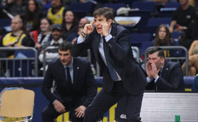 Trainer Pedro Calles gibt Anweisungen Aktion Oberkörper Basketball Champions League CL Herren Saison 2025 2026 08.10.2025 ALBA Berlin vs. Elan Chalon