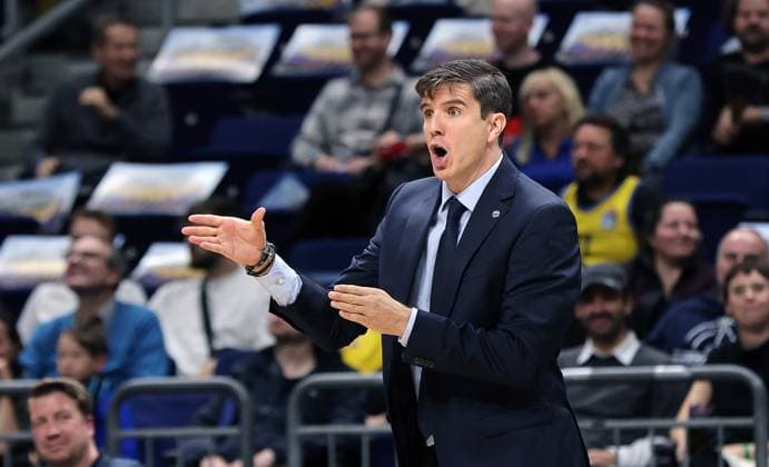 Trainer Pedro Calles gibt Anweisungen Aktion Oberkörper Basketball Champions League CL Herren Saison 2025 2026 08.10.2025 ALBA Berlin vs. Elan Chalon