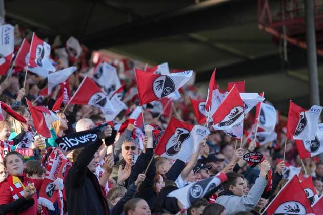 Torjubel, Emotionen, Jubel, Torerfolg, Abschluss, Treffer, Fans , Deutschland, Fussball, GooglePixel Frauen-Bundesliga, 6.Spieltag, 2025 2026, SC Freiburg vs. Eintracht Frankfurt, 12.10.2025, Dreisamstadion, Freiburg, Deutschland DFB REGULATIONS PROHIBIT ANY USE OF PHOTOGRAPHS AS IMAGE SEQUENCES AND OR QUASI-VIDEO. Freiburg Dreisamstadion Baden-Wuerttemberg Deutschland Copyright: xArnexAmbergx