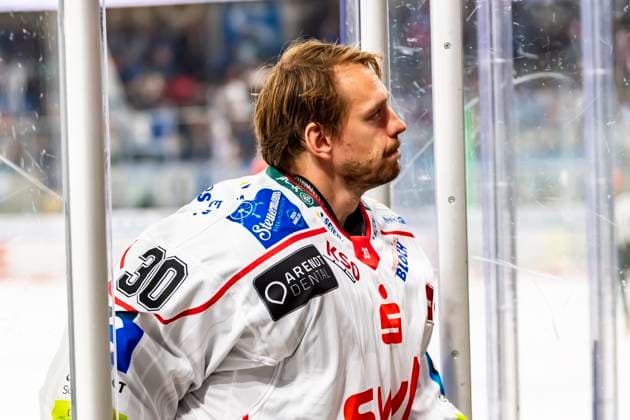 Kristers Gudlevskis (Fischtown Pinguins Bremerhaven, Goalie, 30) auf dem Weg in die Pause GER, Dresdner Eisloewen vs Fischtown Pinguins Bremerhaven, Eishockey, DEL, Spieltag 10, Saison 2025 26, 21.10.2025, GER, Dresdner Eisloewen vs Fischtown Pinguins Bremerhaven, Eishockey, DEL, Spieltag 10, Saison 2025 26, 21.10.2025 Dresden Copyright: xEibner-Pressefoto FlorianxWolfx EP_FWF