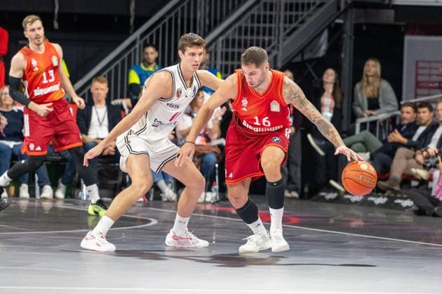 Richard Balint 11 (BMA365 Bamberg Baskets) im Zweikampf mit Stefan Jovic 16 (FC Bayern Basketball), FC Bayern Basketball vs. BMA365 Bamberg Baskets, BBL, 4. Spieltag, 12.10.2025 Muenchen Bayern Deutschland