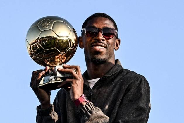 Ousmane Dembélé PHOTOPQR OUEST FRANCE Martin ROCHE ; Evreux ; 12 10 2025 ; Ce dimanche 12 octobre 2025, l attaquant du Paris Saint Germain et de l équipe de France , Ousmane Dembélé est venu présenter son Ballon d or Ballon d or 2025 dans la ville qui l a vu grandir, Évreux ( Eure Normandie ) . Le premier rendez-vous était à la mairie puis le second au stade de football Mathieu Bodmer dans son quartier de La Madelaine Photographe: Martin ROCHE Ouest-France Paris Saint-Germain s French forward and 2025 Ballon d Or winner Ousmane Dembele during a presentation ceremony at the Bodmer stadium in Evreux on October 12, 2025.
