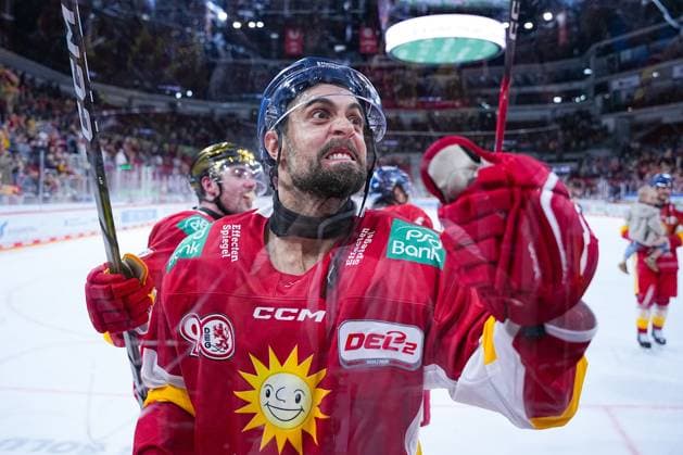 12.10.2025, xydrx, Eishockey, DEL2, Düsseldorfer EG - Eispiraten Crimmitschau, PSD Bank Dome Düsseldorf: Lucas Lessio (Düsseldorfer EG 9) jubelnd, freut sich über den 6:4 Sieg Nordrhein-Westfahlen Deutschland