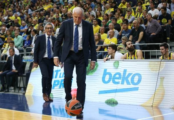 Fenerbahce Beko v Bayern Munich: Turkish Airlines Euroleague ISTANBUL, TURKEY - NOVEMBER 08: Head coach Zeljko Obradovic (Front) of Fenerbahce controls a ball during the Turkish Airlines Euroleague Week 7 basketball match between Fenerbahce Beko and Bayern Munich in Istanbul, Turkey on November 08, 2019. Istanbul Turkey. Editorial use only. Please get in touch for any other usage.  Copyright: x2025xAnadoluxElifxÖztürkx