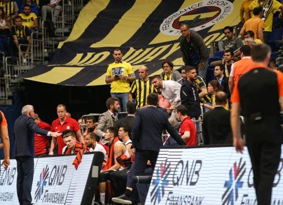 Fenerbahce Beko v Bayern Munich: Turkish Airlines Euroleague ISTANBUL, TURKEY - NOVEMBER 08: Head coach Zeljko Obradovic (L) of Fenerbahce asks supporters to calm down during the Turkish Airlines Euroleague Week 7 basketball match between Fenerbahce Beko and Bayern Munich in Istanbul, Turkey on November 08, 2019. Istanbul Turkey. Editorial use only. Please get in touch for any other usage.  Copyright: x2025xAnadoluxElifxÖztürkx