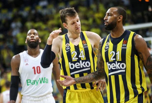 Fenerbahce Beko v Bayern Munich: Turkish Airlines Euroleague ISTANBUL, TURKEY - NOVEMBER 08: Derrick Williams (21) and Jan Vesely (24) of Fenerbahce greet each other during the Turkish Airlines Euroleague Week 7 basketball match between Fenerbahce Beko and Bayern Munich in Istanbul, Turkey on November 08, 2019. Istanbul Turkey. Editorial use only. Please get in touch for any other usage.  Copyright: x2025xAnadoluxElifxÖztürkx